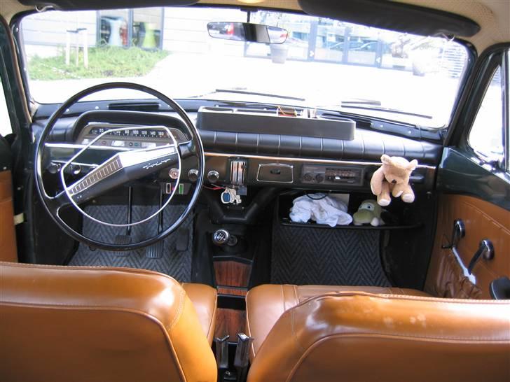 Volvo Amazon SOLGT - Fartpilot, aircon, boardcomputer, ratbetjent.......  har vi ikke, men duften af benzin hvis man kører stærkt i bakgear ;0)).  I 1967 var det her meget godt udstyr. Varmeanlæg med 2 trin på blæseren, viskevasker med 2 hastigheder osv. billede 8