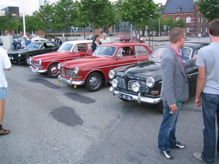 Volvo Amazon SOLGT - Et par dejlige Amazoner til Klassisk træf i på havnen i Vejle.  Dejlige kolde øl, og en termokande med varm kaffe i bagagerummet, også er der dømt bilsnak.. Det er fanme hygge i særklasse billede 18