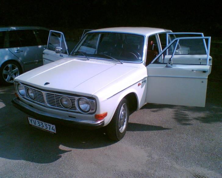 Volvo Amazon SOLGT - ENDELIG kom dagen ...  Her er vi lige steget ud af min nye (nysynet 6/8-07) californiahvide 144 efter at hentet den hjem ,220 km. tur/retur...Så fik vi jo også lige gang i maskineret igen, den har stået stille i 2 år...(jo har fået nye væsker osv.) billede 20