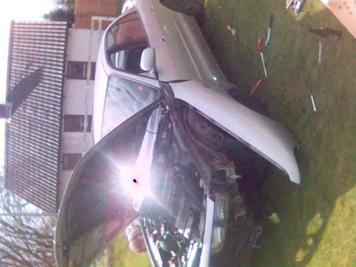 Mitsubishi galant (Solgt) - montering af nye skærme, her er de gamle ved at blive afmonteret billede 3