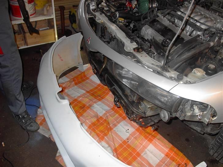 Mitsubishi galant (Solgt) - montering af forkofanger billede 4