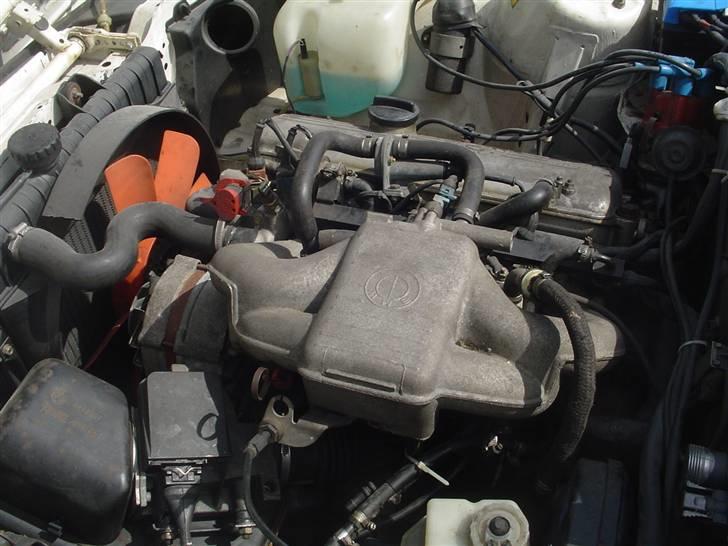 BMW                          E30 318i TC BAUR TC2 - Min første 4 cylindrede motor, i de første 4 biler jeg havde, var der 6 cylindrede. billede 6