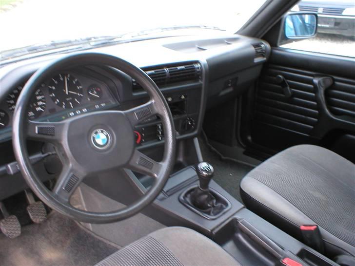 BMW E30  - her kan man se bilen er meget velholdt invendig. billede 6