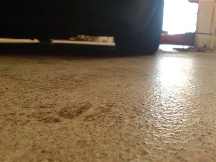 VW Golf IV TDI PD 140HK - Så meget luft er der under den efter sænkningen.. ;-) billede 7