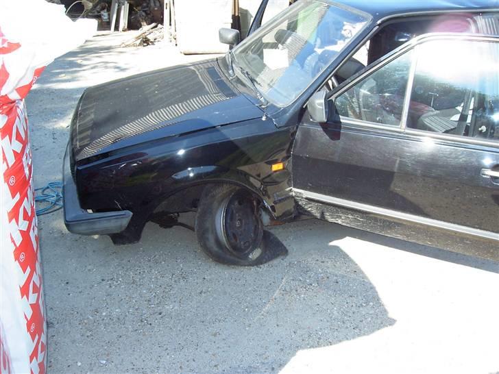 VW Polo Hit *Solgt* - Efter den ramte en sikane som havde en meget høj kantsten ! billede 9