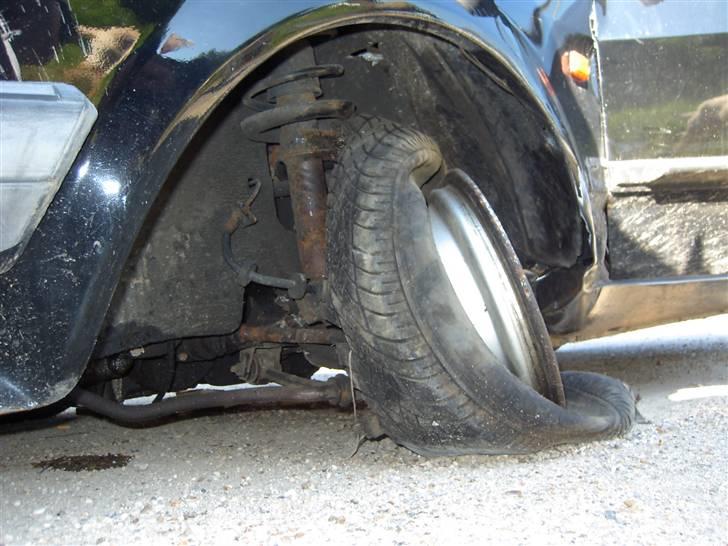 VW Polo Hit *Solgt* - Efter den ramte en sikane som havde en meget høj kantsten ! billede 10