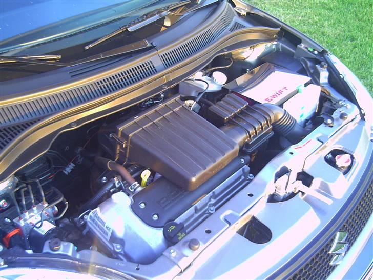 Suzuki Swift - Motorrum med krom plade over batteriet billede 2