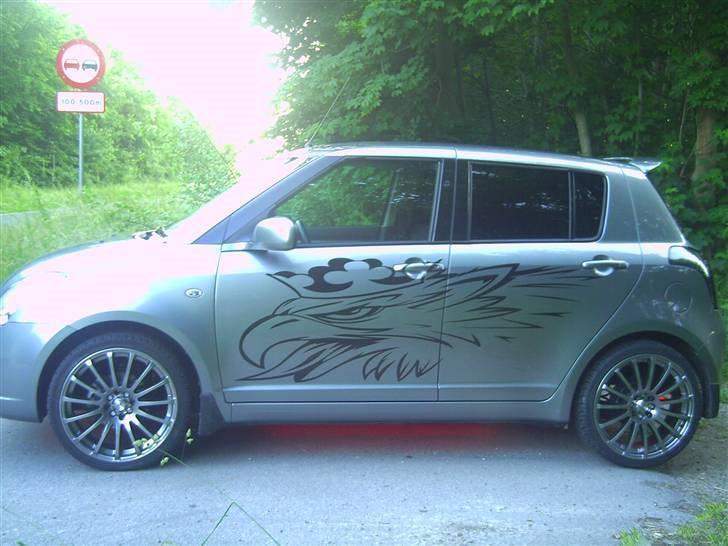 Suzuki Swift - Rødt diodelys under bilen billede 7