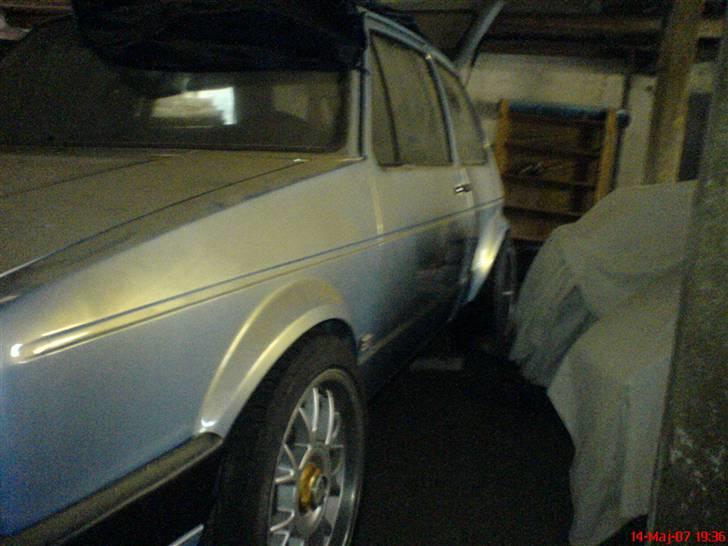VW Golf 1 1.8GTi 16v - Under renovering.. Med CR 7 fælge på.. (skal lidt længere ned bagtil) billede 5