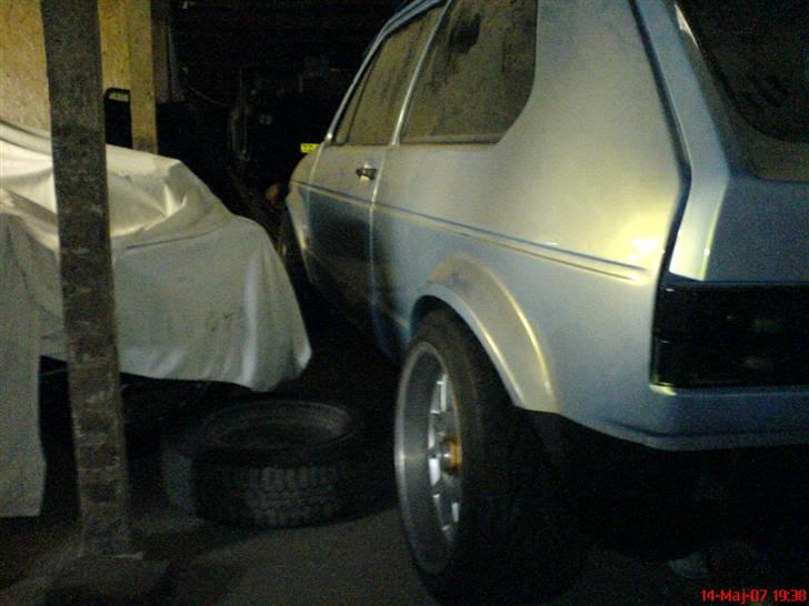 VW Golf 1 1.8GTi 16v - Under renovering.. Med CR 7 fælge på.. (skal lidt længere ned bagtil) billede 6