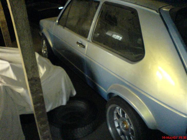 VW Golf 1 1.8GTi 16v - Under renovering.. Med CR 7 fælge på.. (skal lidt længere ned bagtil) billede 7