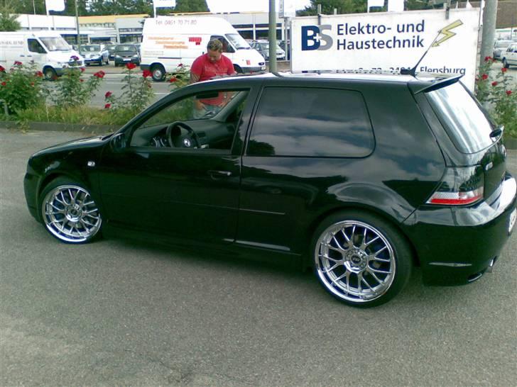 VW Golf R32 - Kammi der står i baggrunden da vi var nede og hente den:-) billede 3