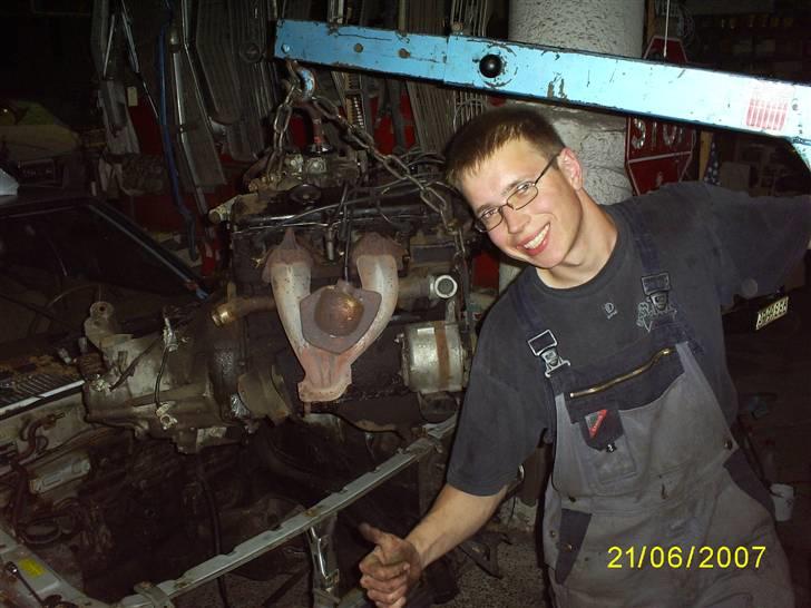 Mitsubishi Colt (Banerace projekt) - Så kom den gamle kværn ud efter at ha stået i 7 timer i værkstedet (inklusiv ca 1½times aftensmadspause og lidt markfræsning i donorbilen som kostede en bagbro ;) billede 8