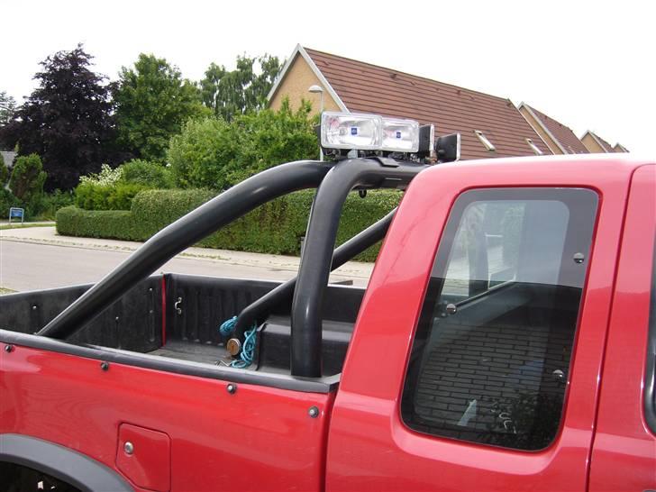 Toyota Hilux  - Solid bøjle på ladet og godt med lys billede 4