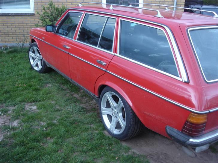 Mercedes Benz w123  SOLGT - Prøvede lige med nogle 18" med 245/40 18". passede rigtig godt billede 6