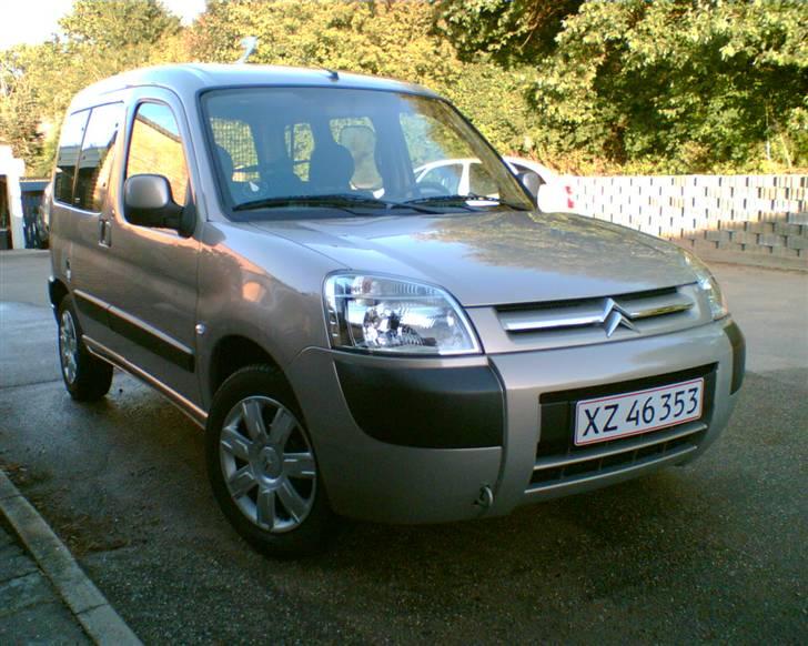 Citroën Berlingo SOLGT - Vi har haft mange biler, men det her er første gang vi prøver at eje en fabriksny... Og så blev det fanme en Berlingo. billede 1