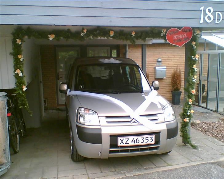 Citroën Berlingo SOLGT - Vi havde sgu ikke råd til en limo, men på den anden side så blev Junior også døbt samme dag, så vil kunne ligeså godt køre i børnebussen billede 2