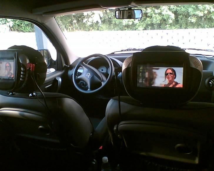 Citroën Berlingo SOLGT - Sådan er udsigten fra Juniors barnestol, vi vandt dvd sættet i en koncurrence. Lidt heldig har man da lov at være. Er det nogen der kan se hvilken film der kører?? billede 4