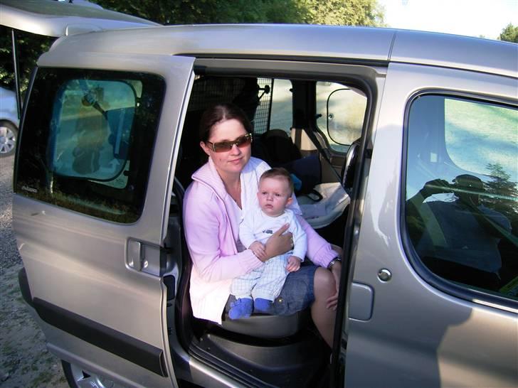 Citroën Berlingo SOLGT - På tur.... Læg mærke til barnevognen i bag ikke er skilt ad, men står i fuld udslået tilstand. billede 14