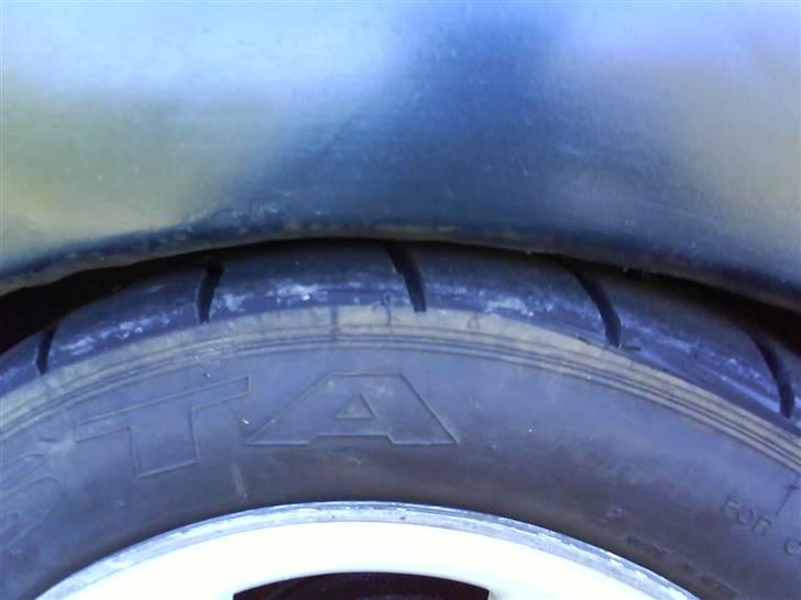 Ford Escort - Sådan ser det ud når der sidder 3 i den ( derfor skal der ny undervogn til) billede 2