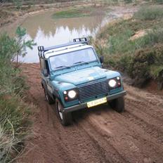 Land Rover defender <SOLGT>