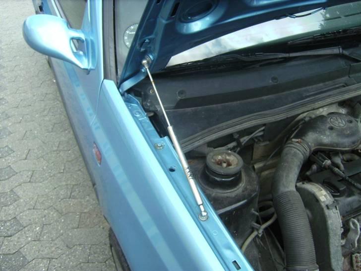 VW                    Golf 3 - Gas dæmpere gir et flot look billede 7