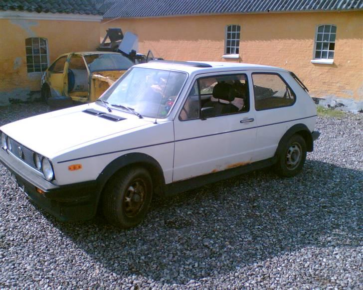 VW Golf 1 diesel (SKROTTET) - før den blev malet hehe billede 1