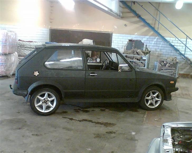 VW Golf 1 diesel (SKROTTET) - efter den blev malet hehe billede 5