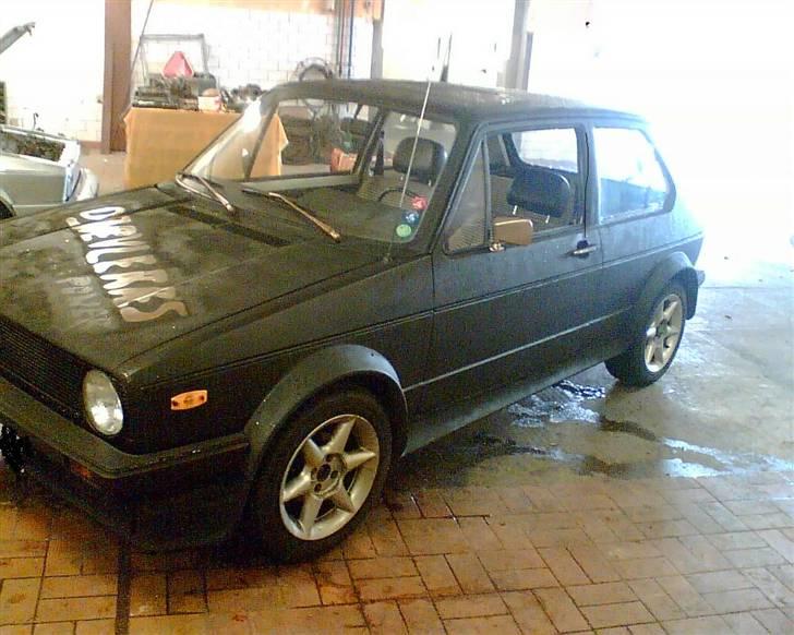 VW Golf 1 diesel (SKROTTET) - efter den blev malet hehe billede 9