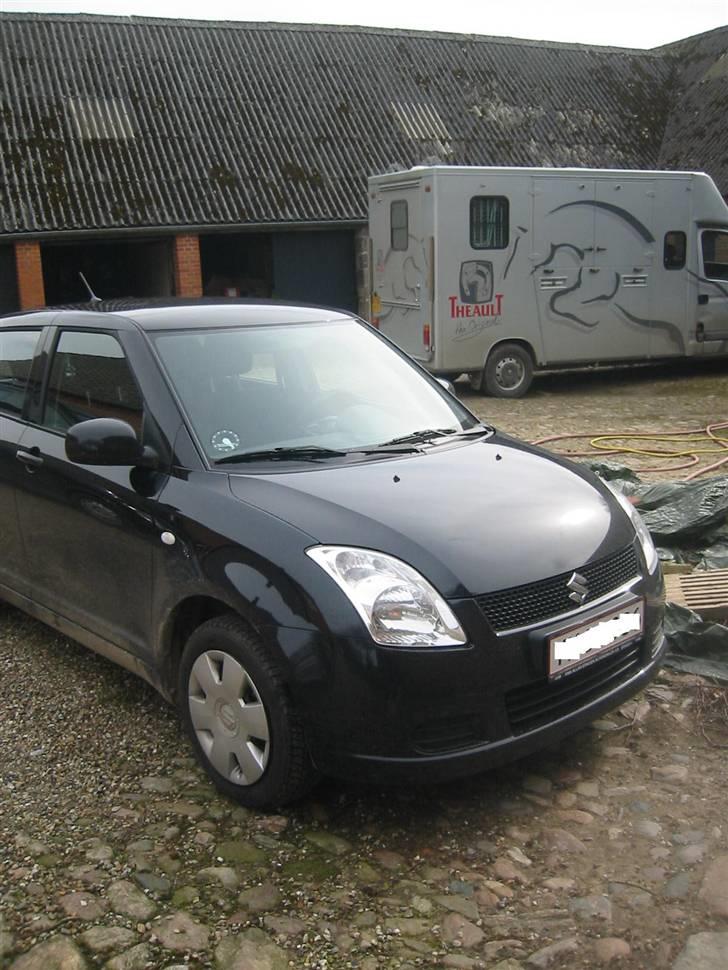 Suzuki Swift - Swifferen med Renaulten i baggrunden. billede 2