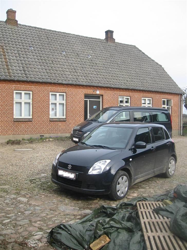 Suzuki Swift - Swifferen med fatters Viano i baggrunden. billede 3