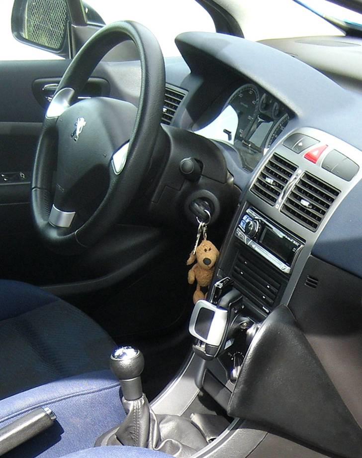 Peugeot 307 HDi *SOLGT* - mobilholderen.. ved ikke helt om den skal blive på... billede 9