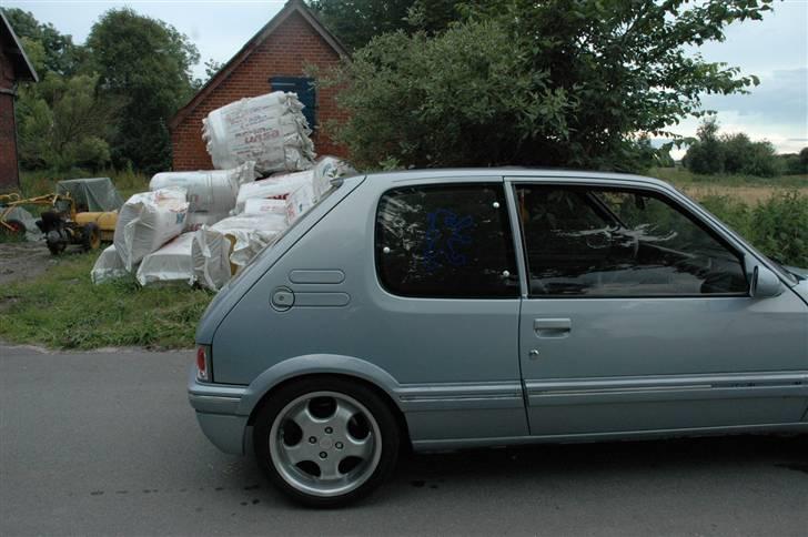 Peugeot 205 1,9 Gti 16v - Løve logo i sideruder. (Er næsten ikke til at se pga. manglende lys) billede 11