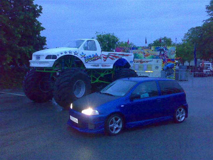 Fiat Punto 60 SX (Solgt) - Kom lige forbi en monster truck.. det skal i jo ikk snydes for c",) billede 18