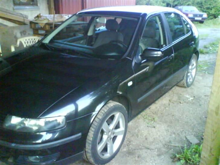 Seat Leon  - kedelige fælge...min gamle bil i baggrunden... billede 9