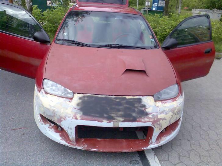 Mazda 323C Project Bil...SOLGT - Her har min bror så været igang med den sorte spray dåse for sjovt... :0) billede 3