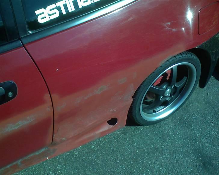 Mazda 323C Project Bil...SOLGT - Her ser man så hvor meget der skal laves af slibe arbejde.... billede 11