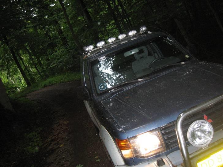 Mitsubishi Pajero 3.0 V6 24V - Tur i skoven, med pladerhul til følge billede 3