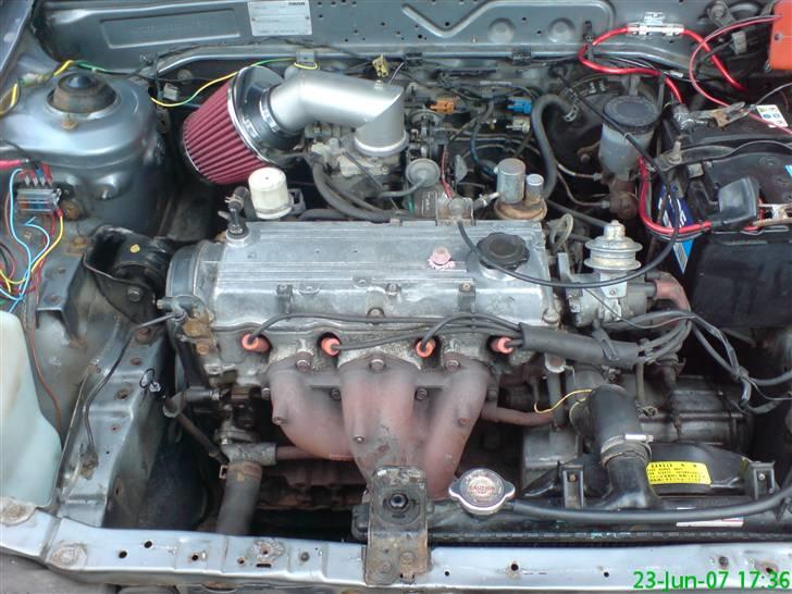 Mazda 323 1.5 LX Skrottet - motoren som den ser ud idag billede 19