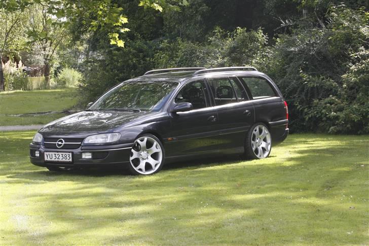 Opel Omega B 2,5 V6 solgt - Billed er taget i parken i varde billede 1