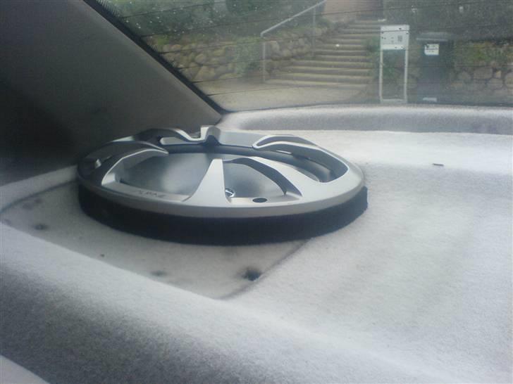 Opel Vectra (Solgt) - Højtaler med træplade efter der kom filt på. Jeg skal have fundet på et eller andet til at skjule "resterne" fra de originale højtalere billede 7