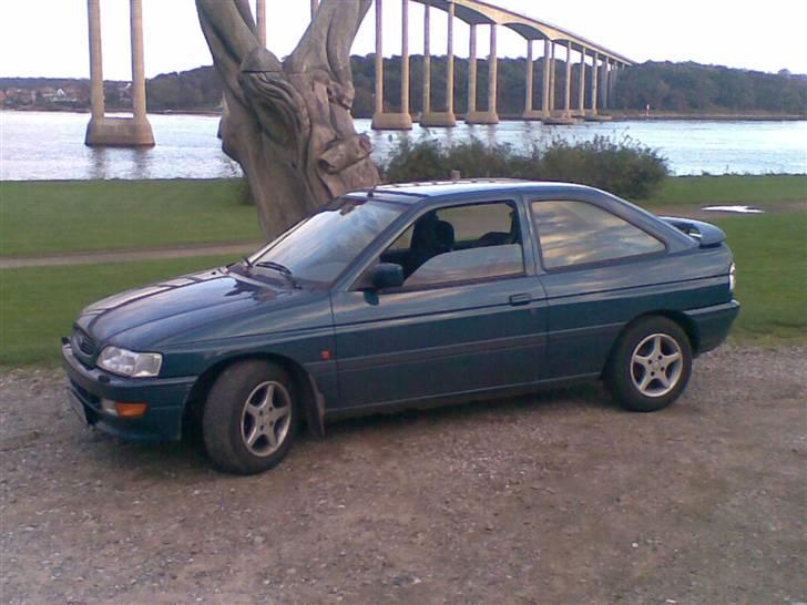 Ford Escort Sport \\ Solgt // - Escort`en ved vandet. (Svendborgsund broen i baggrunden) billede 1