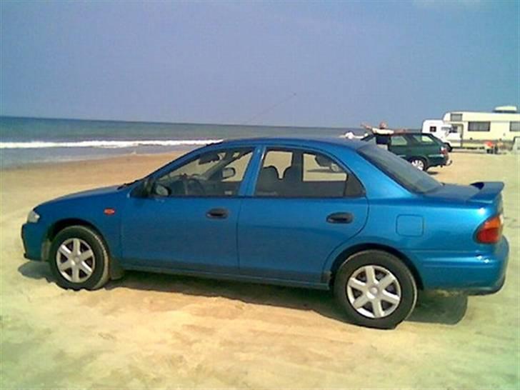 Mazda 323 sedan billede 1