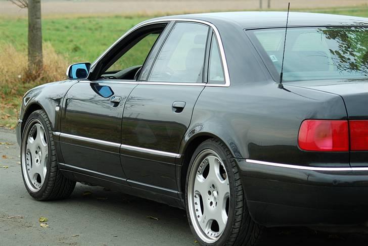 Audi A8  4,2 Quattro billede 1