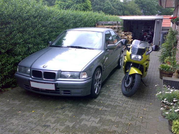BMW 325i E36 - Min bimmer og cykel side om side :) .. kort tid efter jeg købte bilen billede 3