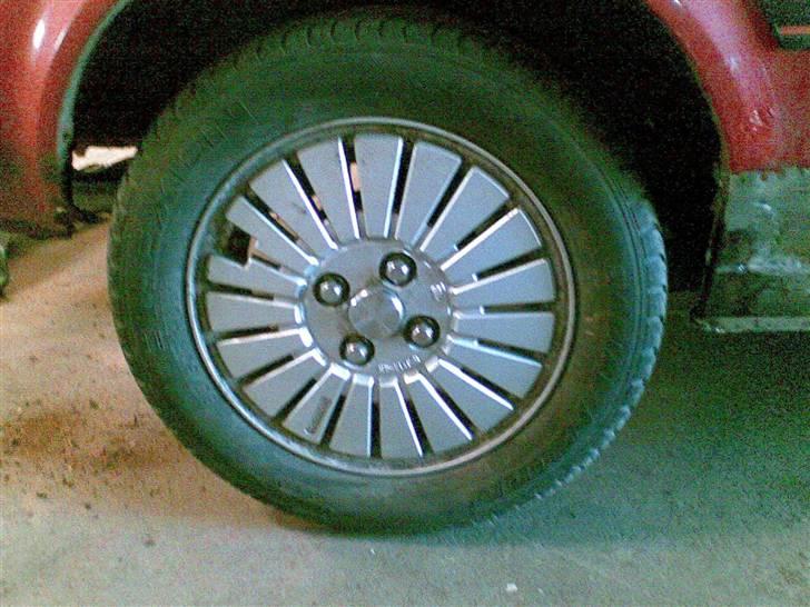 Toyota Starlet 1,3s solgt - De originale sport fælge. Ikke det fedeste men det kører. billede 4