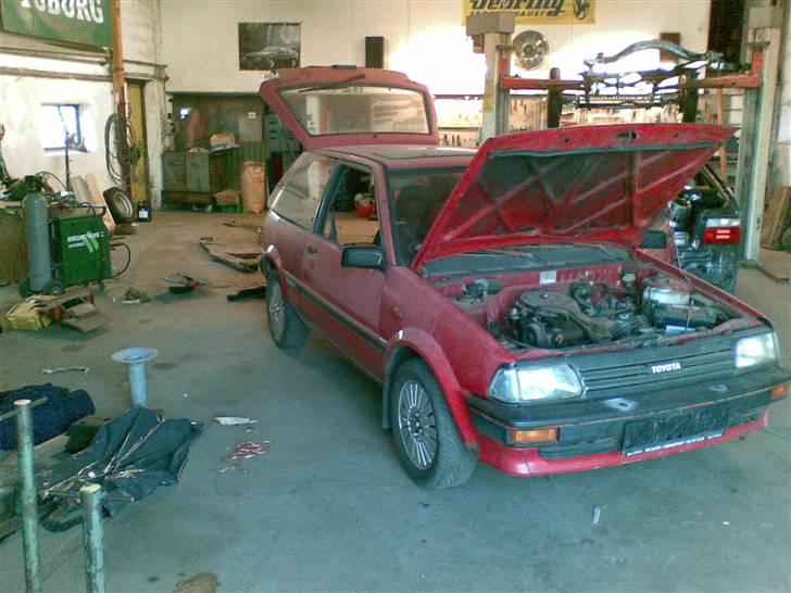 Toyota Starlet 1,3s solgt - På værkstedet. billede 15