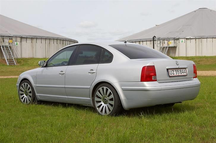 VW Passat 3B *solgt* - Så blev de sidste dørlister og panel lister indfarvet billede 15