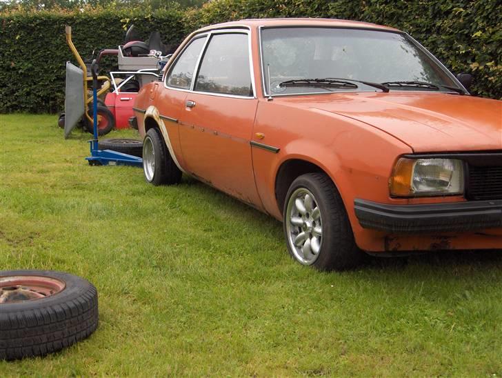 Opel Ascona B RATLOOK SOLGT - med mine nye schmid MX line fælge på 13x7 foran og 13x8 bagved.. lækkert ;) billede 8