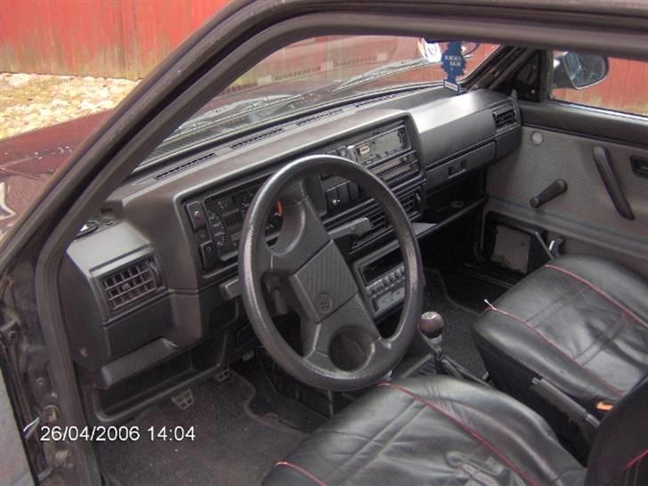 VW Golf 2 -SOLGT- - Man kan lige skimte EQ og Plexiglas med "golf" i midter konsol billede 8